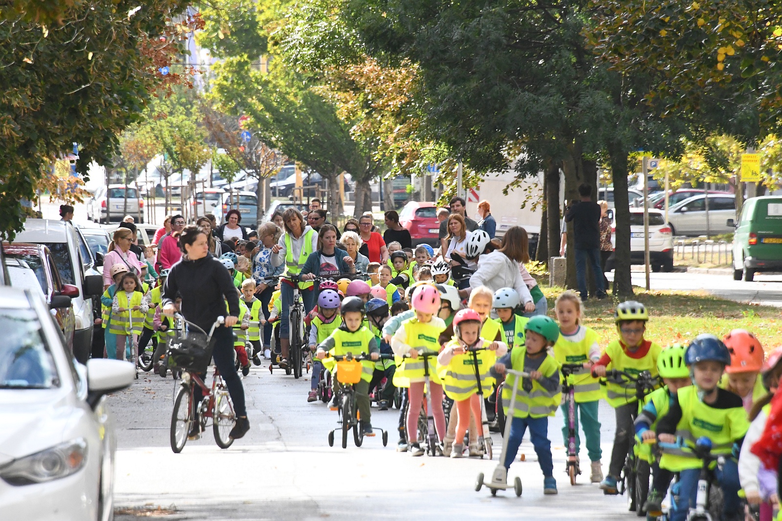 Fehérvári óvodások kismotoros-rolleres felvonulása a Mobilitási Héten